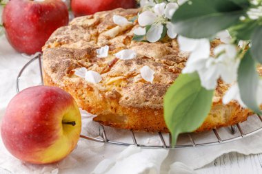 Klasik Amerikan tatlısı elmalı turta. Ahşap arka planda ev yapımı pişirme. Pastanın yanında kırmızı elmalar