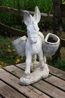 Parkta bir eşek heykeli.