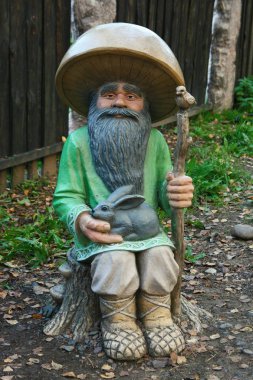 Parkta fantastik dedesi heykeli.