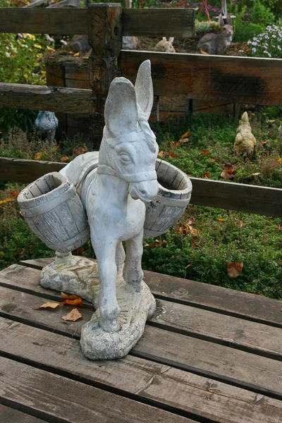 Sculpture d'un petit âne dans le parc . — Photo