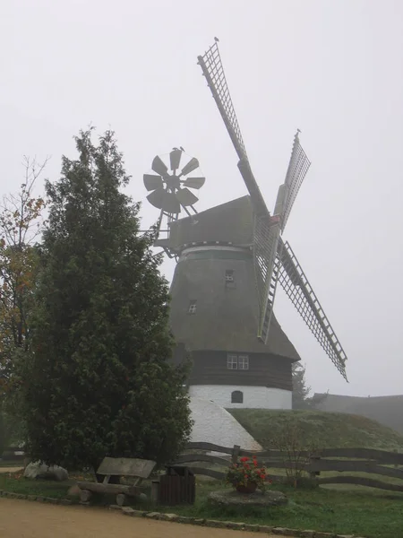 Старая ветряная мельница в музее. Германия . — стоковое фото