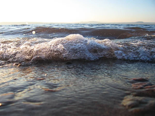 Close up of a wave of the sea.Close up blue sea water waves with bubbles.selective focus. — Stock Photo, Image