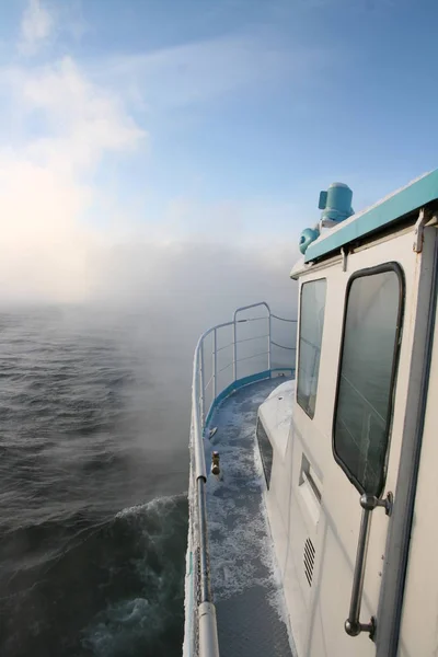 La nave nella nebbia gelida . — Foto Stock