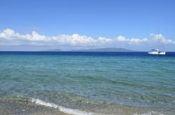 The tropical water. Clear blue sea and sky. — Stock Photo, Image