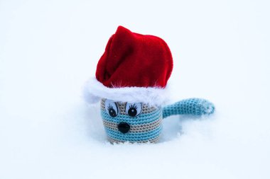 Karda kırmızı bere, örgü oyuncak.