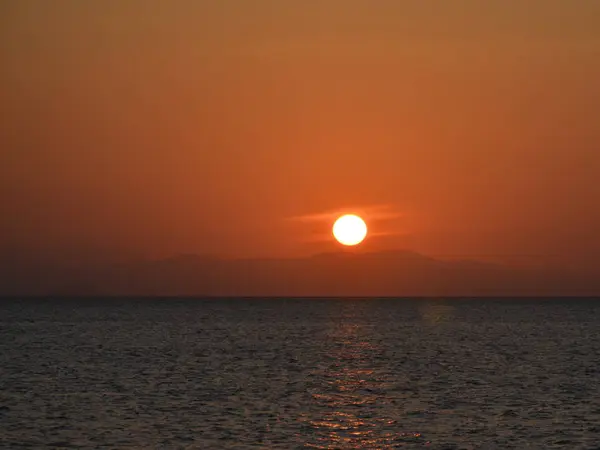 Solnedgången färger över havet havet soluppgången — Stockfoto