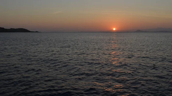 Solnedgången färger över havet havet soluppgången — Stockfoto