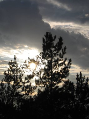 Güneş ışığı ve fırtınalı bir gökyüzü.