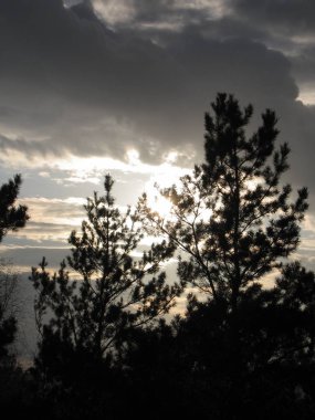 Güneş ışığı ve fırtınalı bir gökyüzü.