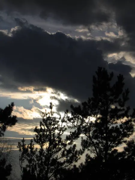 Güneş ışığı ve fırtınalı bir gökyüzü.