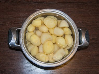 Bir bardak soyulmuş patates.