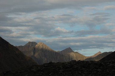Dağ zirveleri ve dağ sıralarının sayısı.