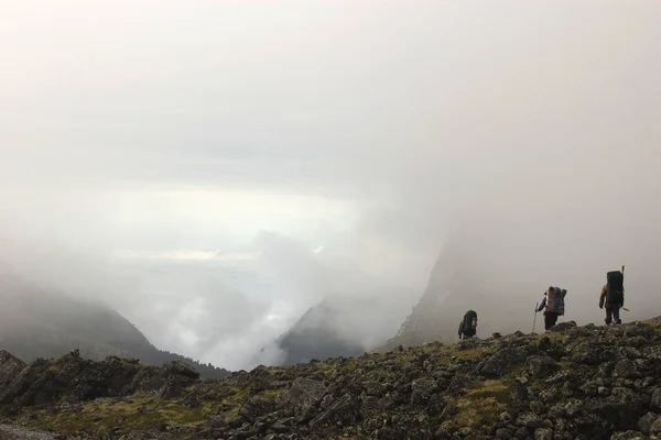 Skupina turistů sestupovali s hory. — Stock fotografie