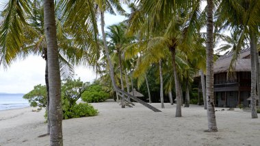 Sahilde tropikal ev.