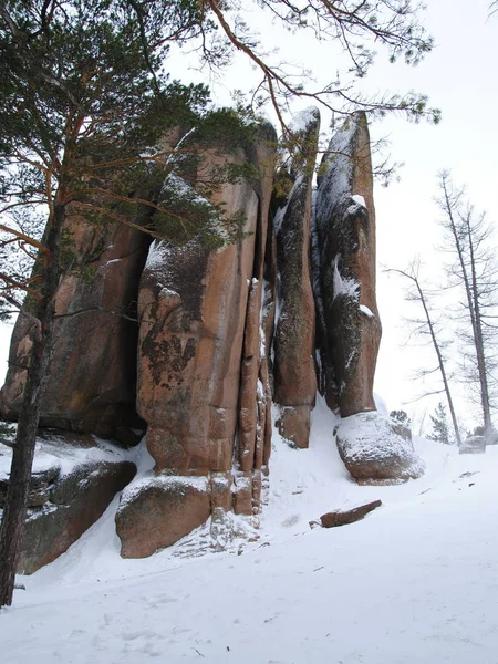 Uniche scogliere verticali nella riserva Messaggi. Siberia . — Foto Stock