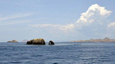 Kayalık adanın ortasında Bay.