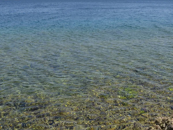 Kristallklart vatten av tropiska havet. — Stockfoto