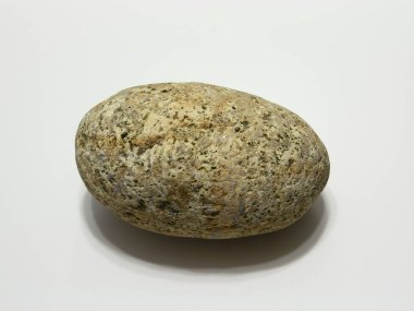 Gölge beyaz zemin üzerine yuvarlak taş.