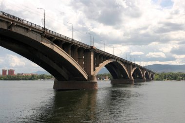 Sibirya Yenisey Irmağı üzerinde köprü.