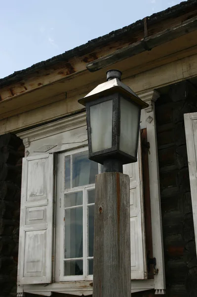 Древний фонарь на деревянном столбе . — стоковое фото