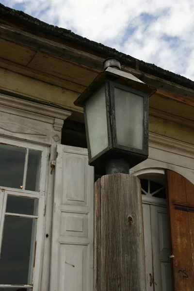 Lanterna antiga em um poste de madeira . — Fotografia de Stock