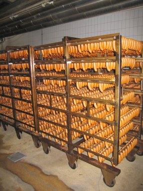 Sosis pişirme sürecinde büyük sürü.