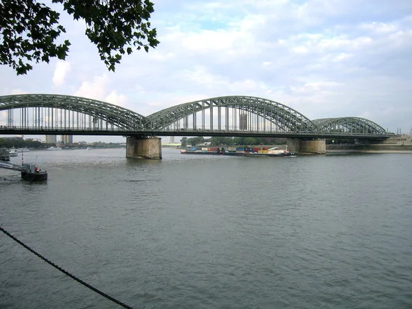 Köln Hohenzollern Köprüsü, Ren Nehri ile.