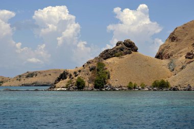 Bulutlu gökyüzü kayalık deniz kıyıya.