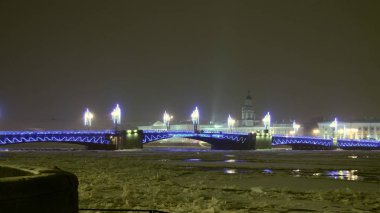 St. Petersburg'daki saray köprüsü. Noel ışıkları.