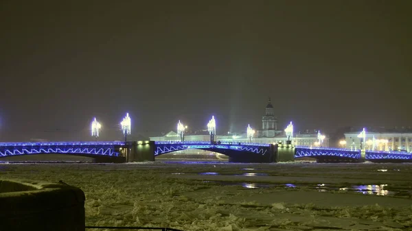 Palace bridge in Saint Petersburg. Christmas lights. — Stock Photo, Image