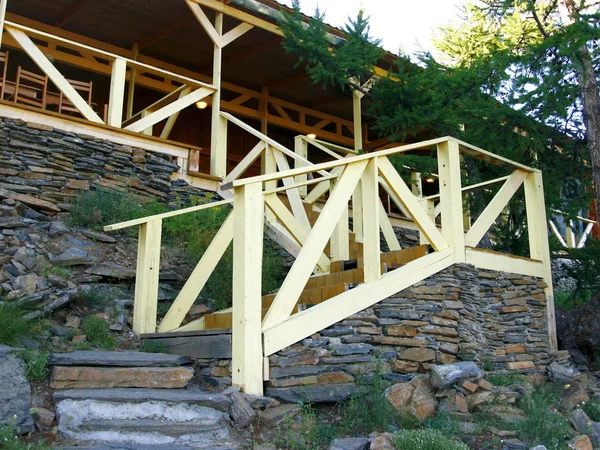 Escaleras de madera en el bosque, sendero del parque . —  Fotos de Stock