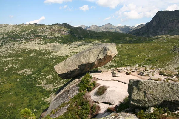 Obrovský balvan na vrcholu hory. — Stock fotografie