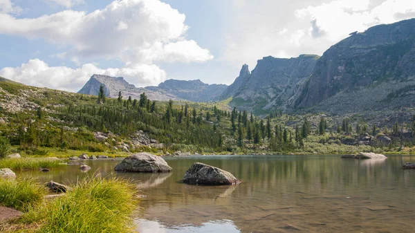 Sayan dağlarda dağ gölü.
