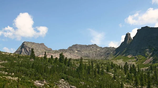 Die Gebirgskette ergaki west sayan. Sibirien. — Stockfoto