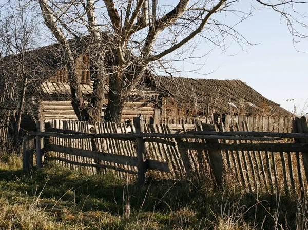 Régi elhagyott faház. Az elhagyott falu. — Stock Fotó