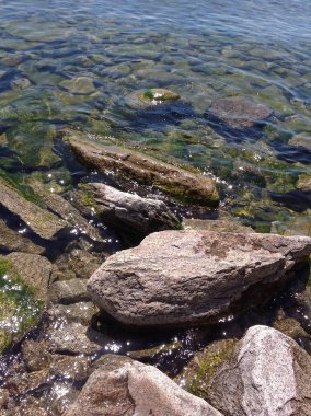 Baykal Gölü kıyısında buzlu.