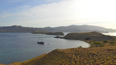 koyda yelkenli gemi.