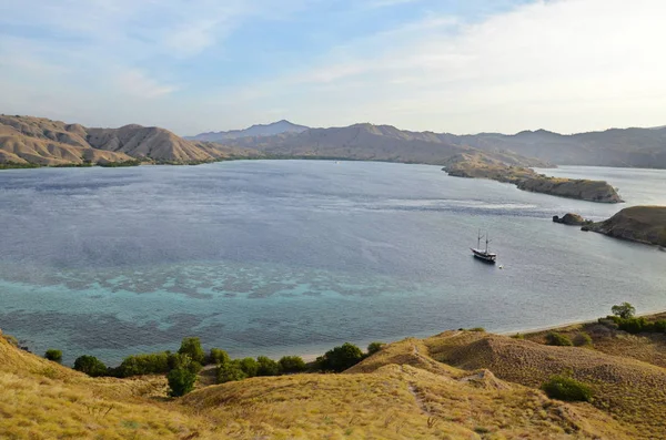 koyda yelkenli gemi.