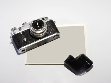 Eski kamera, film ve siyah ve beyaz fotoğraf.