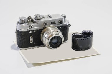 Eski kamera, film ve siyah ve beyaz fotoğraf.