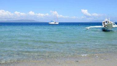 Turkuaz denizin arka planında yat ve tekne..