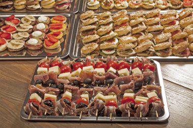 Yemek masası dekorasyonu.