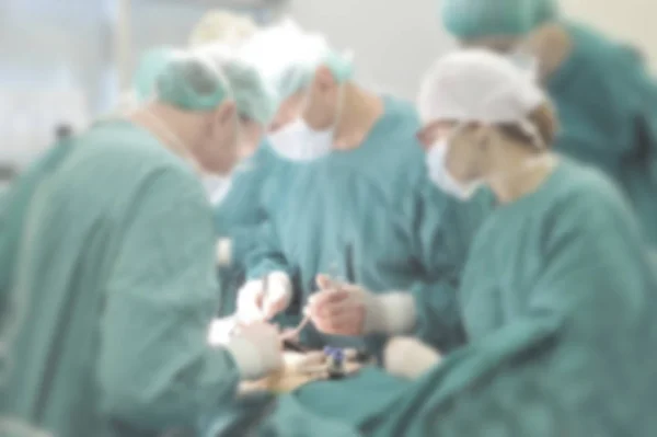 Хірургічна команда, що працює на пацієнта в театрі, розмита в лікарні . — стокове фото