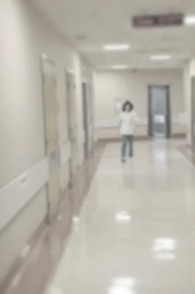 Artsen en verpleegkundigen wandelen in ziekenhuis gang, wazig beweging. — Stockfoto