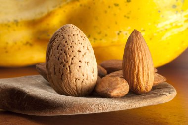 Ahşap arka plan üzerinde izole biraz badem