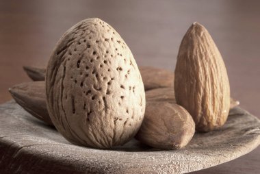 Ahşap arka plan üzerinde izole biraz badem