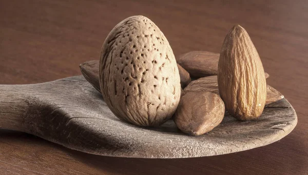 Ahşap arka plan üzerinde izole biraz badem