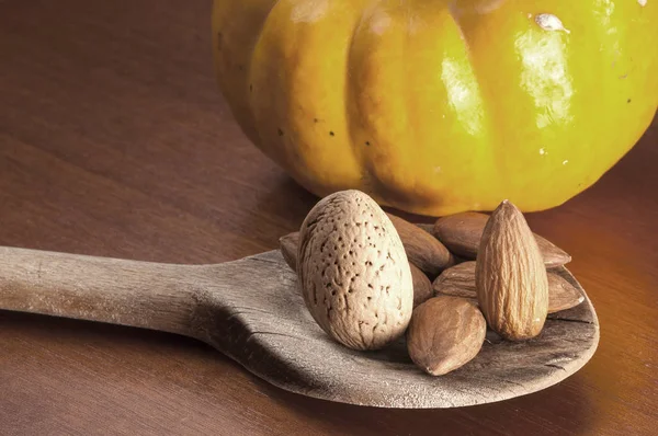 Ahşap arka plan üzerinde izole biraz badem