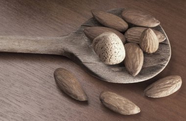 Arka plan üzerinde izole biraz badem