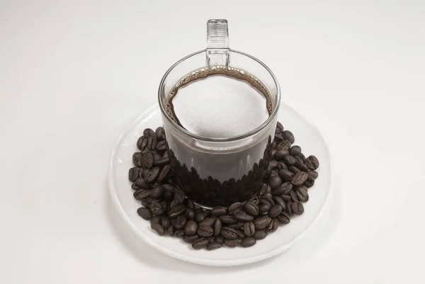 Kaffe kopp och bönor på en vit bakgrund. — Stockfoto